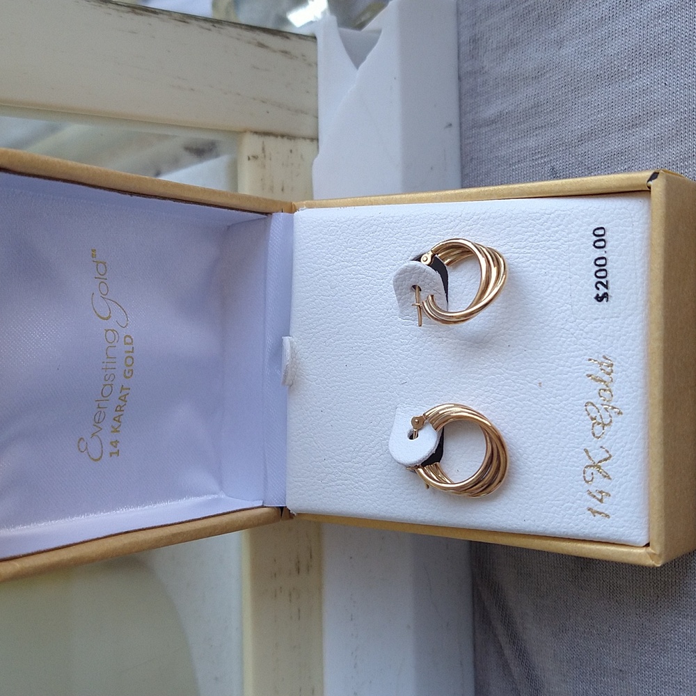 14 Karat Gold Twisted Hoop Earrings New! Perfect Sweet holiday  🎁💝